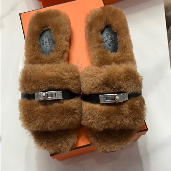 Brand new Hermes shearling Giulia sandal natural black 39